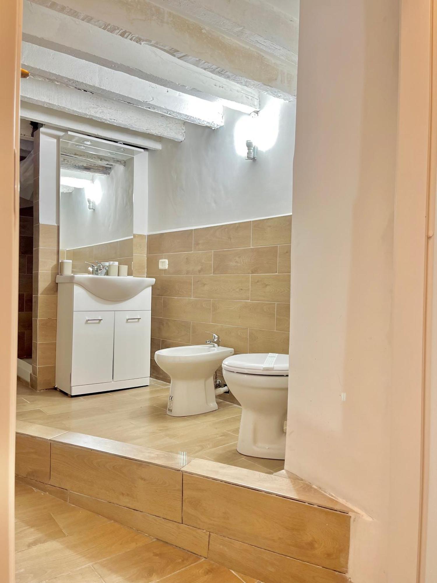 Genova Centro Affittacamere- Bagno In Comune Esterno foto