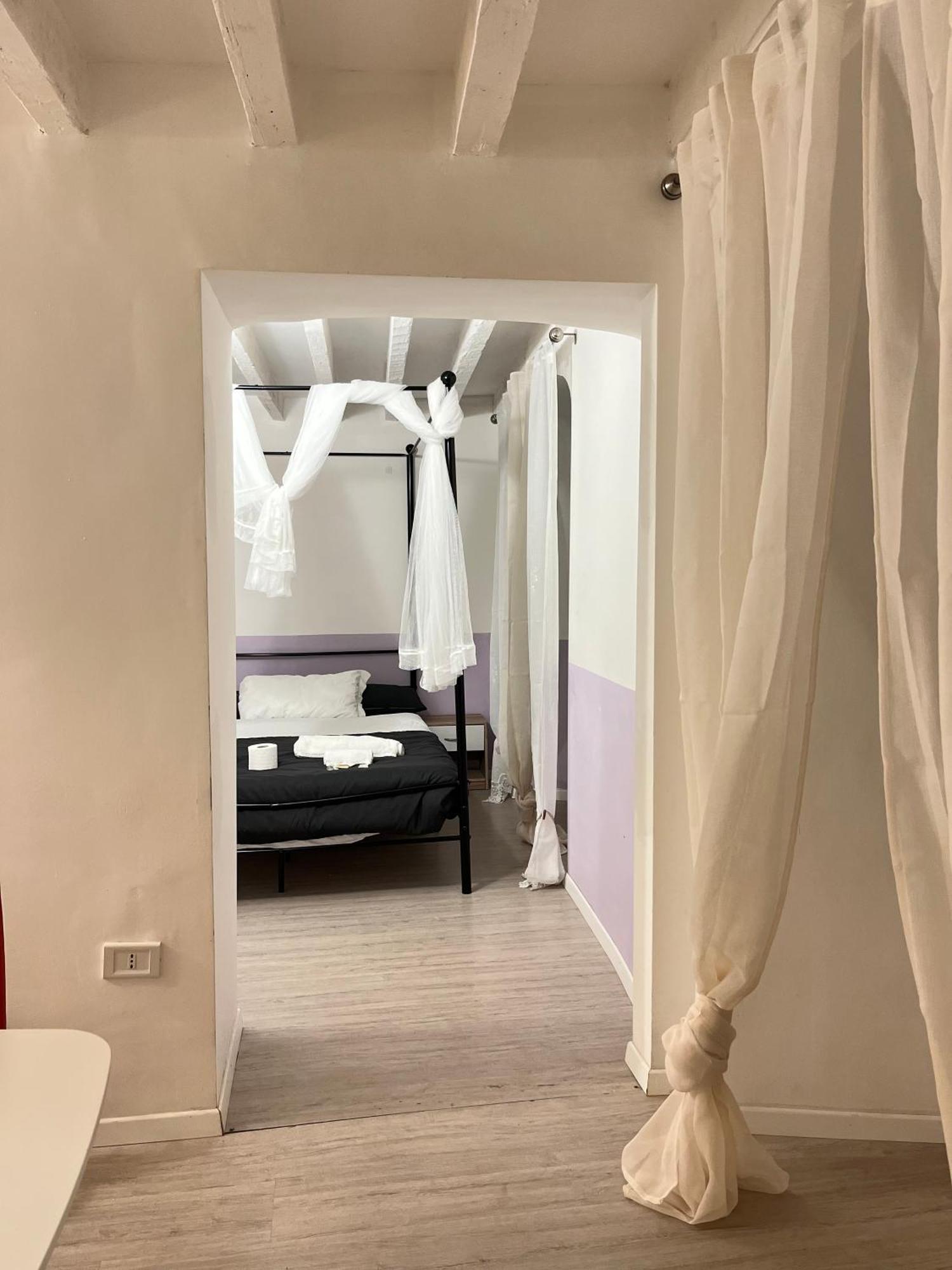 Genova Centro Affittacamere- Bagno In Comune Esterno foto